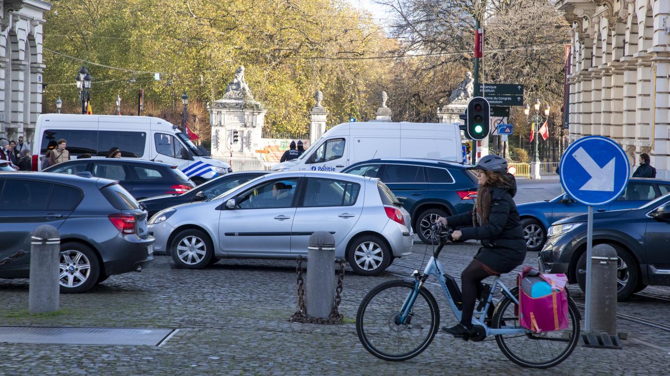 <p>Mit dem Elektrofahrrad geht es schneller durch das Brüsseler Verkehrsgewühl.</p>