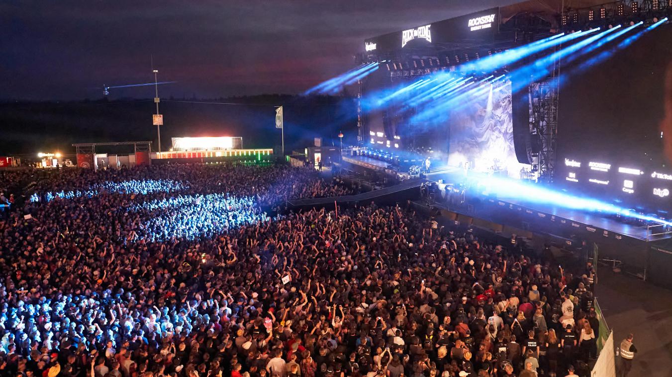 <p>Fans stehen beim Auftritt der britischen Rockband „Muse“ 2022 vor der Hauptbühne des Festivals Rock am Ring.</p>