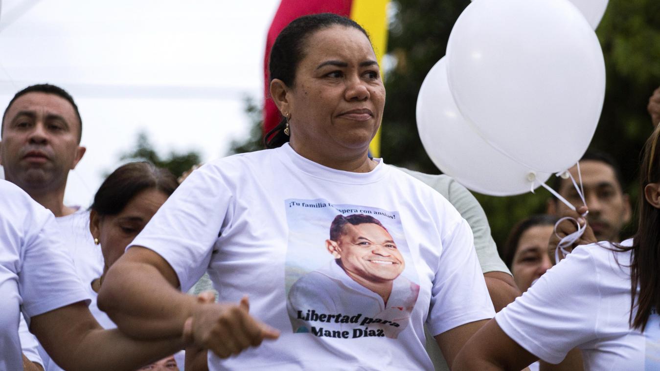 <p>Cilenis Marulanda (Mitte), Mutter des kolumbianischen Fußballspielers Luis Diaz, nimmt an einer Demonstration für die Freilassung ihres Mannes und des Vaters des Liverpooler Stürmers teil.</p>