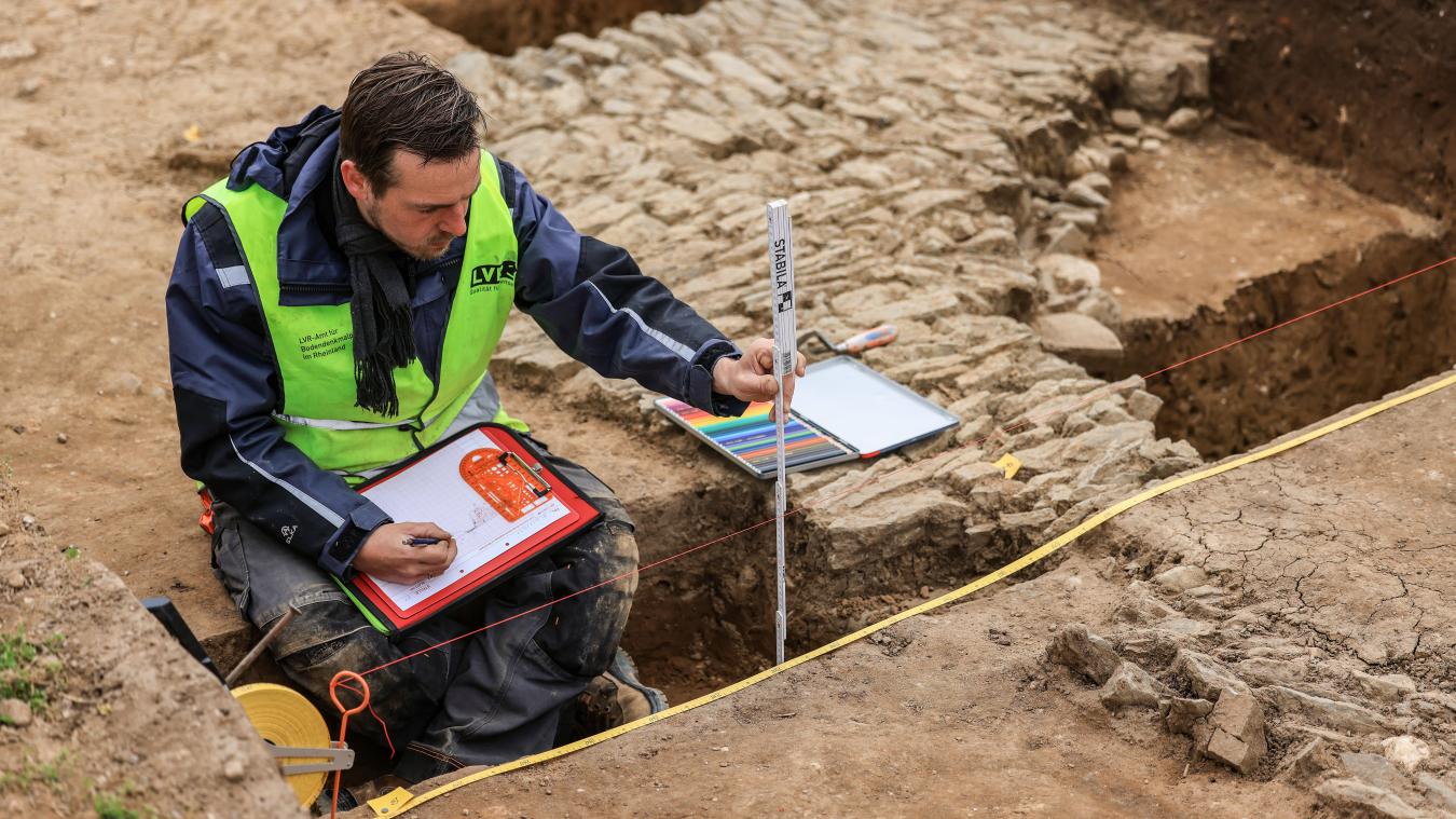 <p>Ein Archäologe kartographiert im Frühjahr 2023 nach Grabungen in Xanten die Mauern eines römischen Gebäudes nahe dem ehemaligen Legionslagers Vetera Castra.</p>