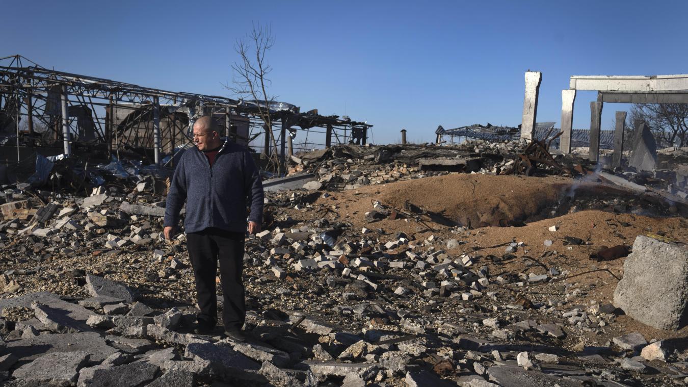 <p>Ein Bauer betrachtet die Ruinen seines Hofes nach einem russischen Raketenangriff.</p>