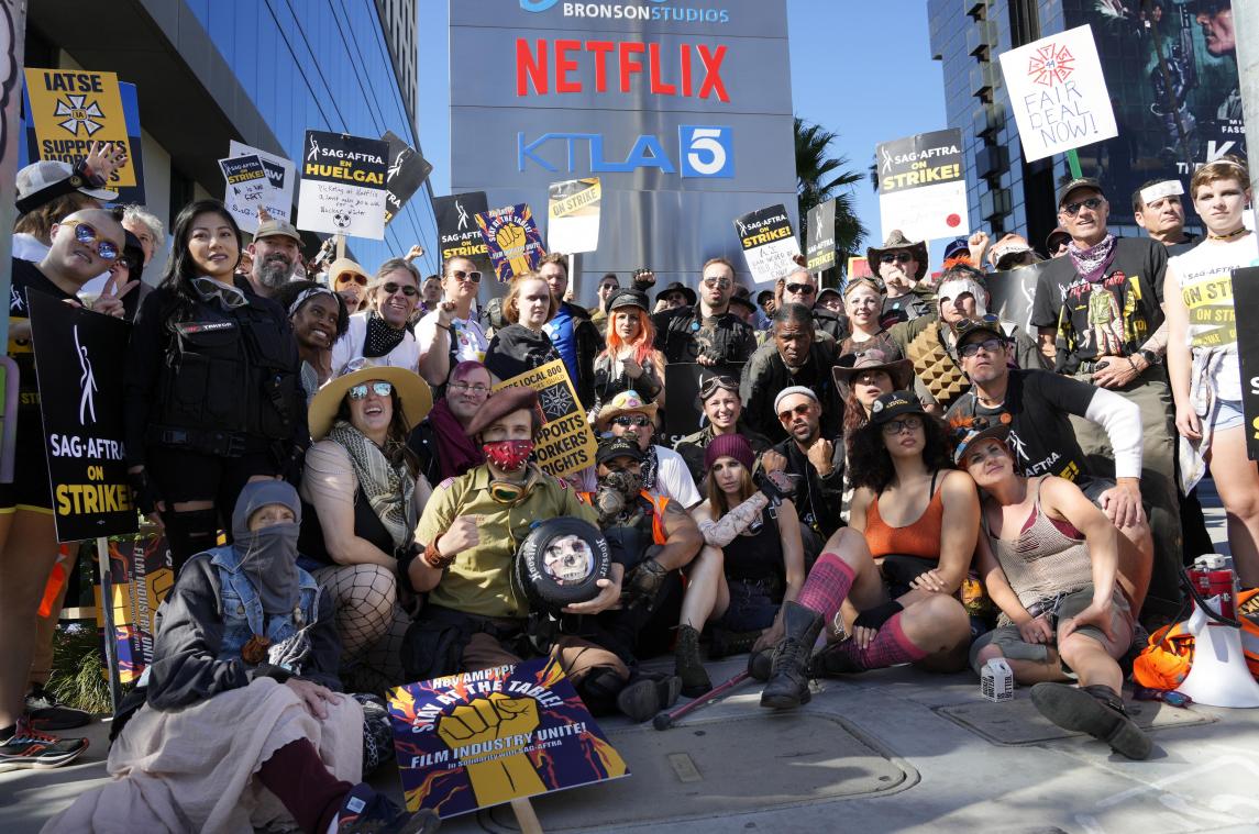 <p>Streikende SAG-AFTRA-Mitglieder stehen für ein Gruppenfoto an einer postapokalyptischen Streikpostenkette vor den Netflix-Studios zusammen. Die Arbeit an einigen Blockbustern dürfte nach der Einigung im Hollywood-Streik bald weitergehen.</p>