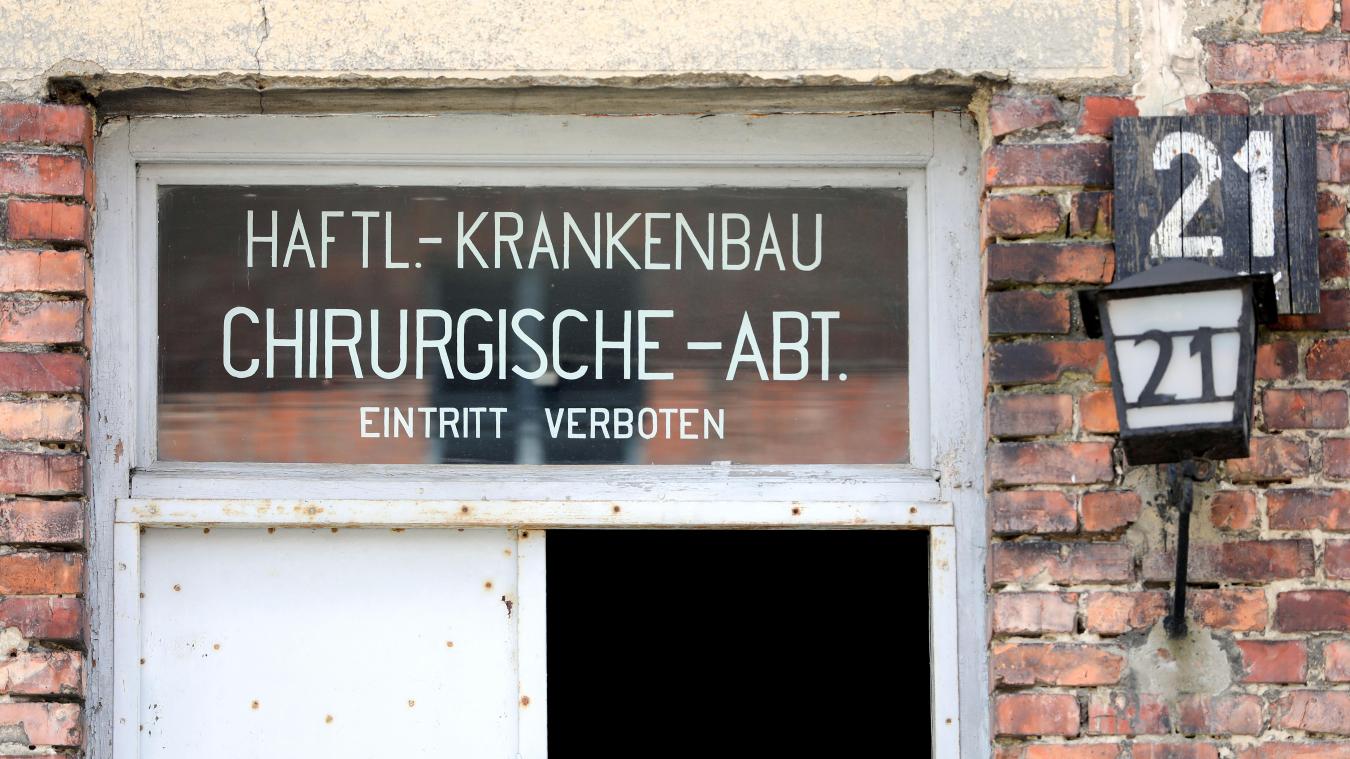 <p>„Häftlingskrankenbau“ und „Chirurgische Abteilung“ steht über der Tür von Block 21 im Konzentrationslager Auschwitz.</p>