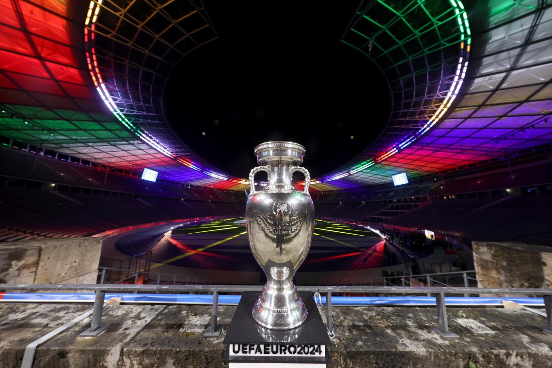 <p>Der Siegerpokal der Fußball-Europameisterschaft 2024 steht im Olympiastadion in Berlin.</p>