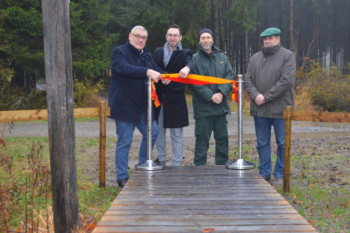 <p>Im Beisein von Claude Klenkenberg (Provinzabgeordneter), Jérôme Aussems (Tourismusföderation), Joël Verdin (Forstamt) und Benoît Baudry (Unternehmer) wurde der neue Holzsteg bei Botrange eingeweiht.</p>