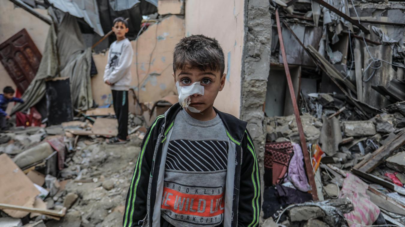 <p>Ein verwundetes palästinensisches Kind blickt in die Kamera, während es zwischen den Überresten eines zerstörten Hauses steht, das nach israelischen Luftangriffen inmitten der anhaltenden Kämpfe zwischen Israel und der islamistischen Hamas zerstört wurde.</p>