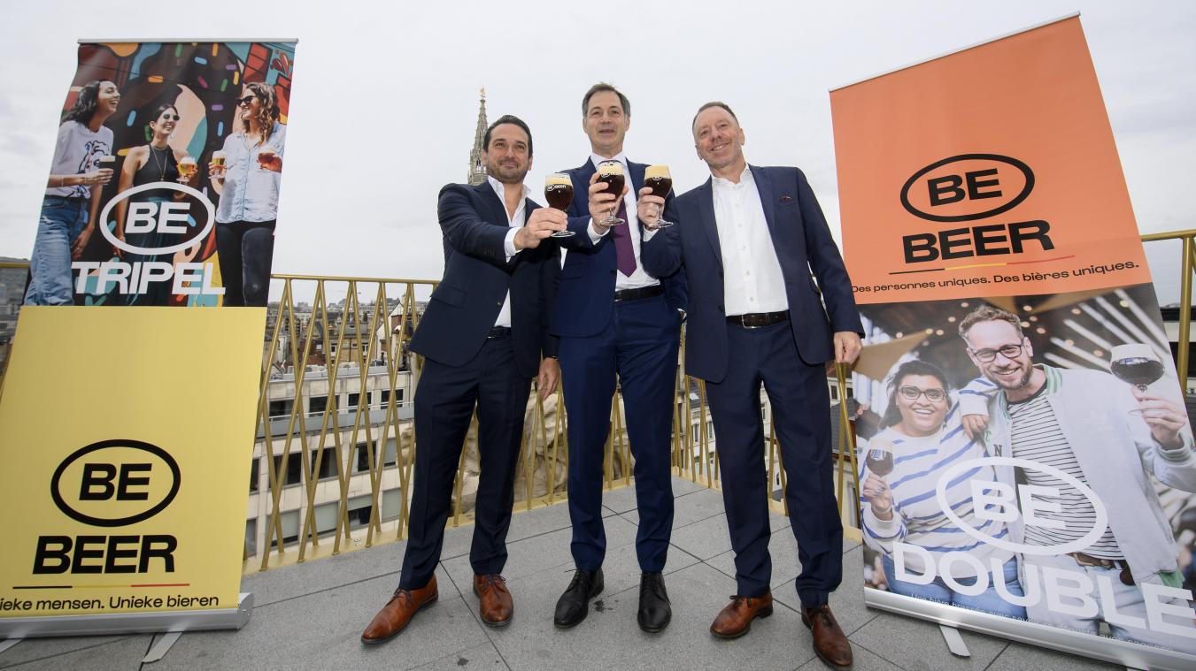 <p>Gemeinsam mit dem Direktoren der belgischen Brauer, Krishan Maudgal (l.), und dem Geschäftsführer von Flanderns Agrar-Marketing-Büro VLAM Filip Fontaine (r.), probierte Premierminister Alexander de Croo auch selbst von dem belgischen Nationalgetränk.</p>