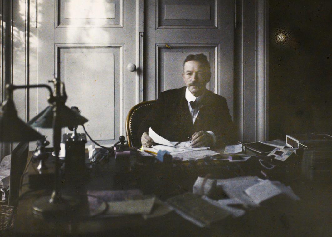 <p>Separatistenführer Leo Deckers am Schreibtisch des Regierungspräsidenten</p>