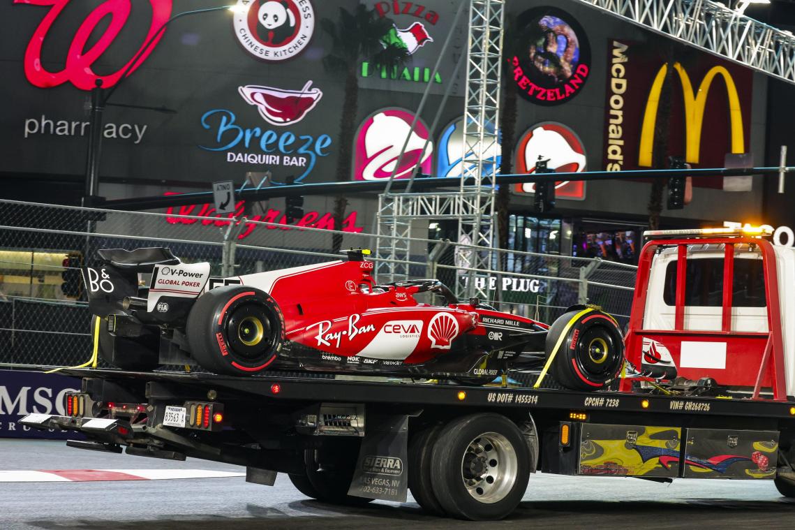 <p>Nach der Fahrt über ein defektes Abflussrohr ist der Ferrari von Carlos Sainz hinüber, das erste freie Training in Las Vegas wurde abgebrochen.</p>