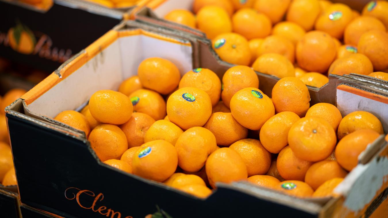 <p>Clementinen (im Bild) sind etwas kleiner als Mandarinen und schmecken süßlich bis mild-säuerlich.</p>
