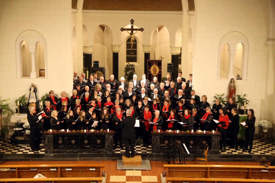 <p>Beim großen Finale teilten sich der Borner Kirchenchor und die Chorgemeinschaft Büllingen-Wirtzfeld den Chorraum.</p>