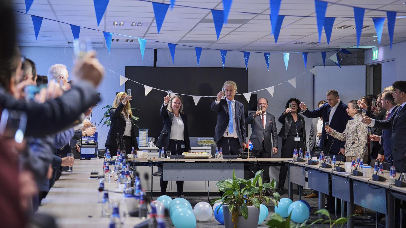 <p>Geert Wilders (Mitte) feiert in Den Haagmit seinen Parteimitgliedern den Wahlsieg.</p>
