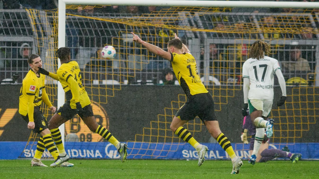 <p>Dortmunds Jamie Bynoe-Gittens (2.v.l.) schießt das 3:2.</p>
