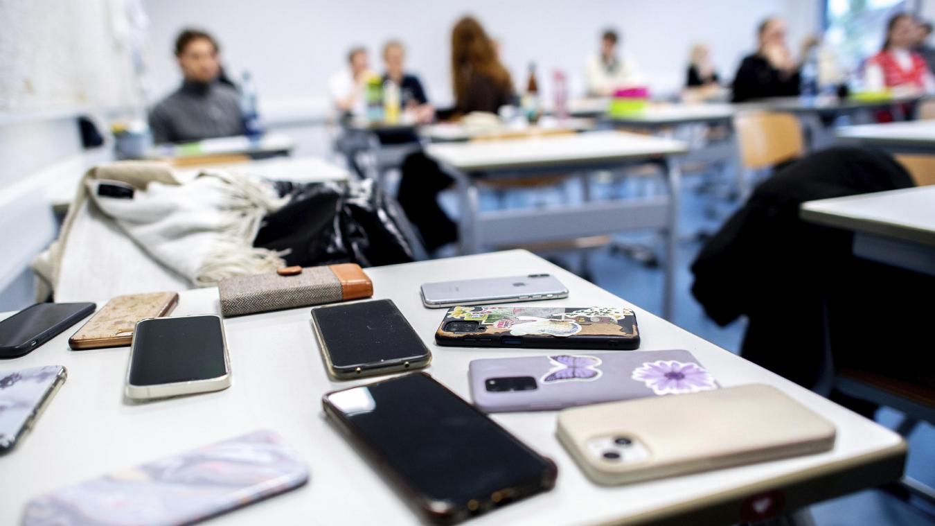 <p>DG debattiert ein Handyverbot an Schulen.</p>