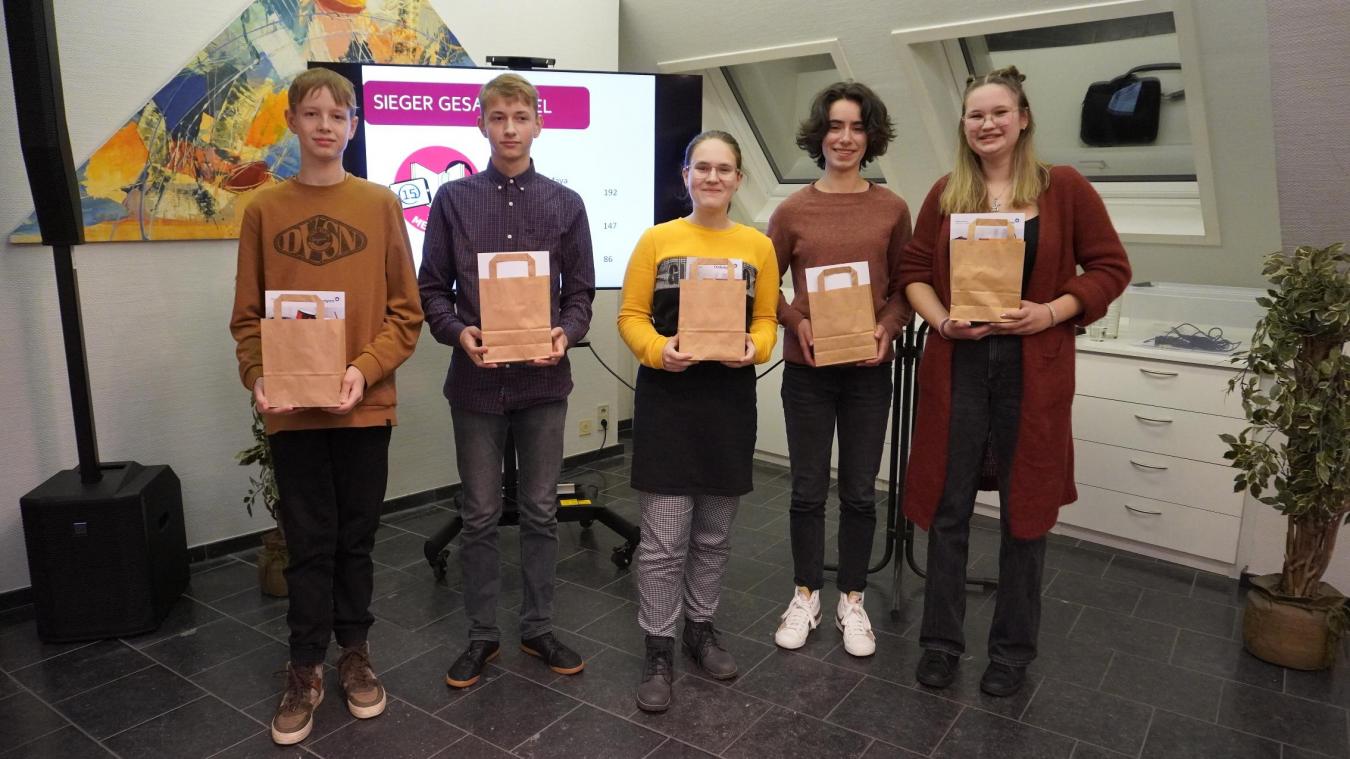 <p>Fünf der acht Sieger, die bei der Preisverleihung anwesend sein konnten – von links Yurri Zuban, Illia Kuzmenko, Lara Dzakulic, Maya Ouyahya und Shane Wolf.</p>