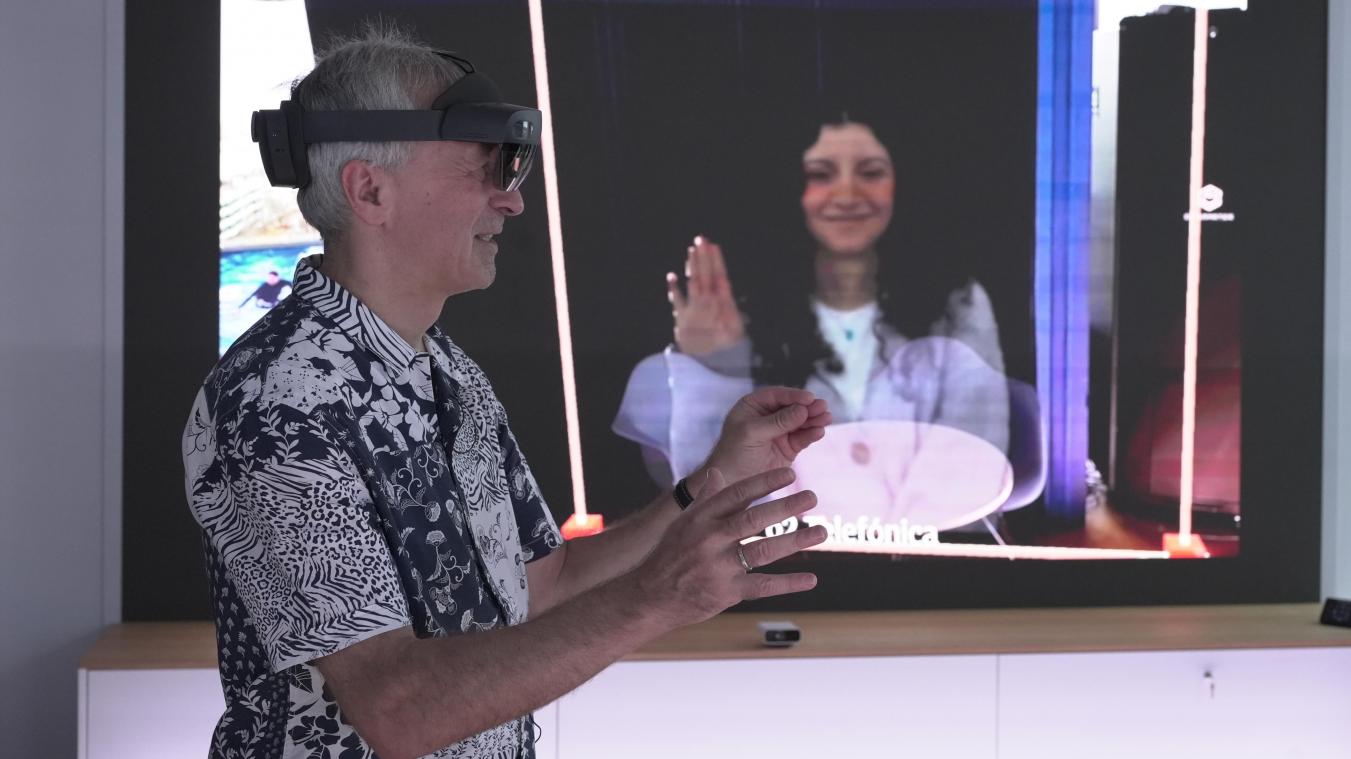 <p>Karsten Erlebach, O2-Innovationsmanager, spricht via VR-Brille mit seiner Kollegin Fadia Abedrubh, die er in der Brille plastisch als Hologramm sieht.</p>