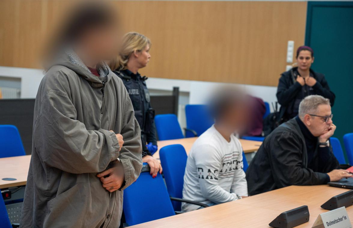 <p>Nach dem gewaltsamen Tod eines 56-jährigen Eifelers sind zwei Männer vor dem Landgericht Trier wegen Mordes verurteilt worden. Der 21-Jährige erhielt eine Jugendstrafe von 13 Jahren, der 27-Jährige eine lebenslange Gefängnisstrafe.</p>