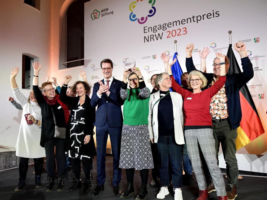 <p>NRW-Ministerpräsident Hendrik Wüst überreichte dem KuKuK am Montag den Engagementpreis.</p>