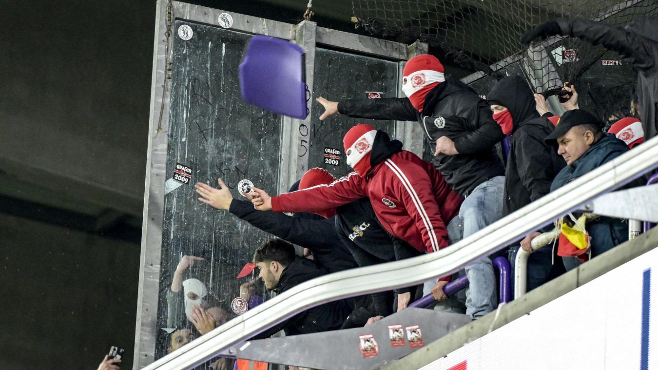 <p>Lütticher Fans schleudern Sitzschalen auf das Spielfeld.</p>