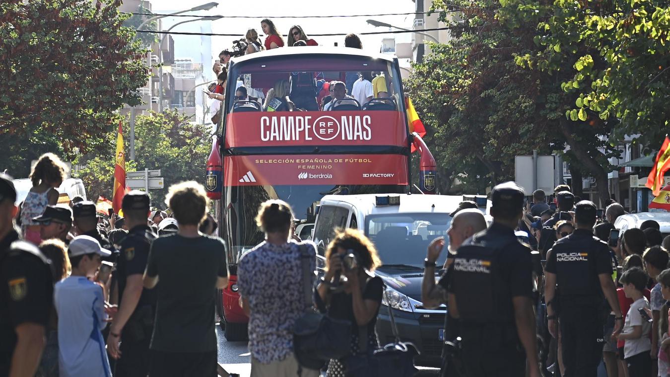 <p>Die Spielerinnen der spanischen Frauenfußballnationalmannschaft fahren mit einem Bus durch die Stadt. Spanien hatte die letzte Fußball-Weltmeisterschaft der Frauen gewonnen.</p>
