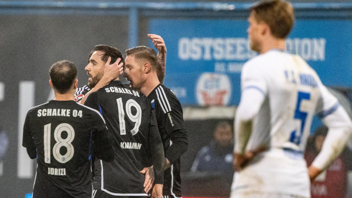 <p>Schalkes Spieler feiern Schalkes Kenan Karamam für seinen Treffer zum 0:2.</p>