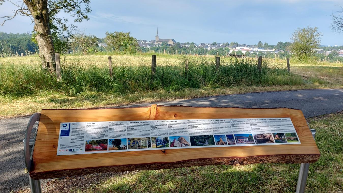<p>Eine der durch das Förderprojekt „Leader“ entstandenen Panoramatafeln mit Blick auf St.Vith.</p>