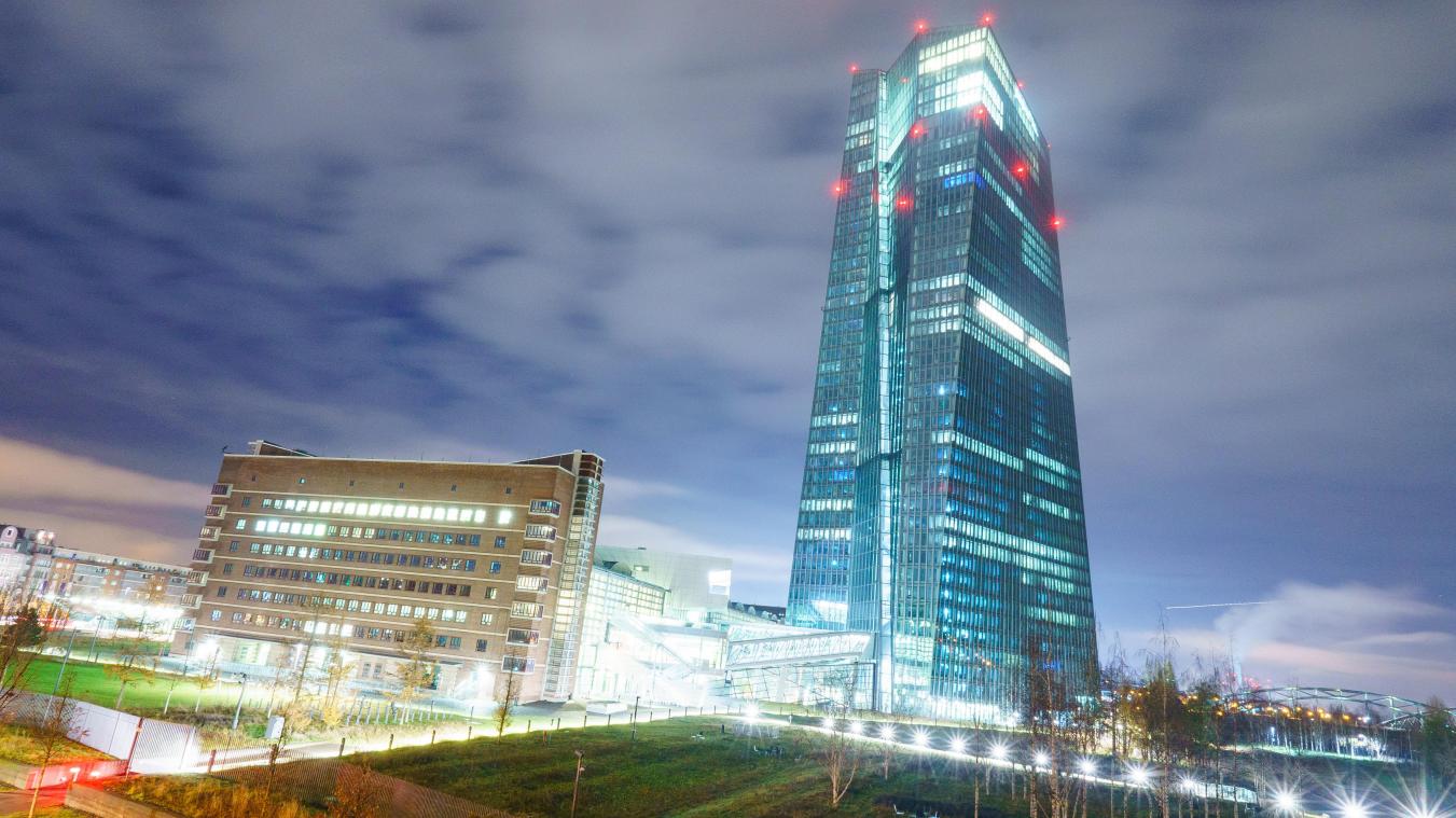 <p>Der Turm der Europäischen Zentralbank (EZB) ist in den frühen Morgenstunden hell erleuchtet.</p>