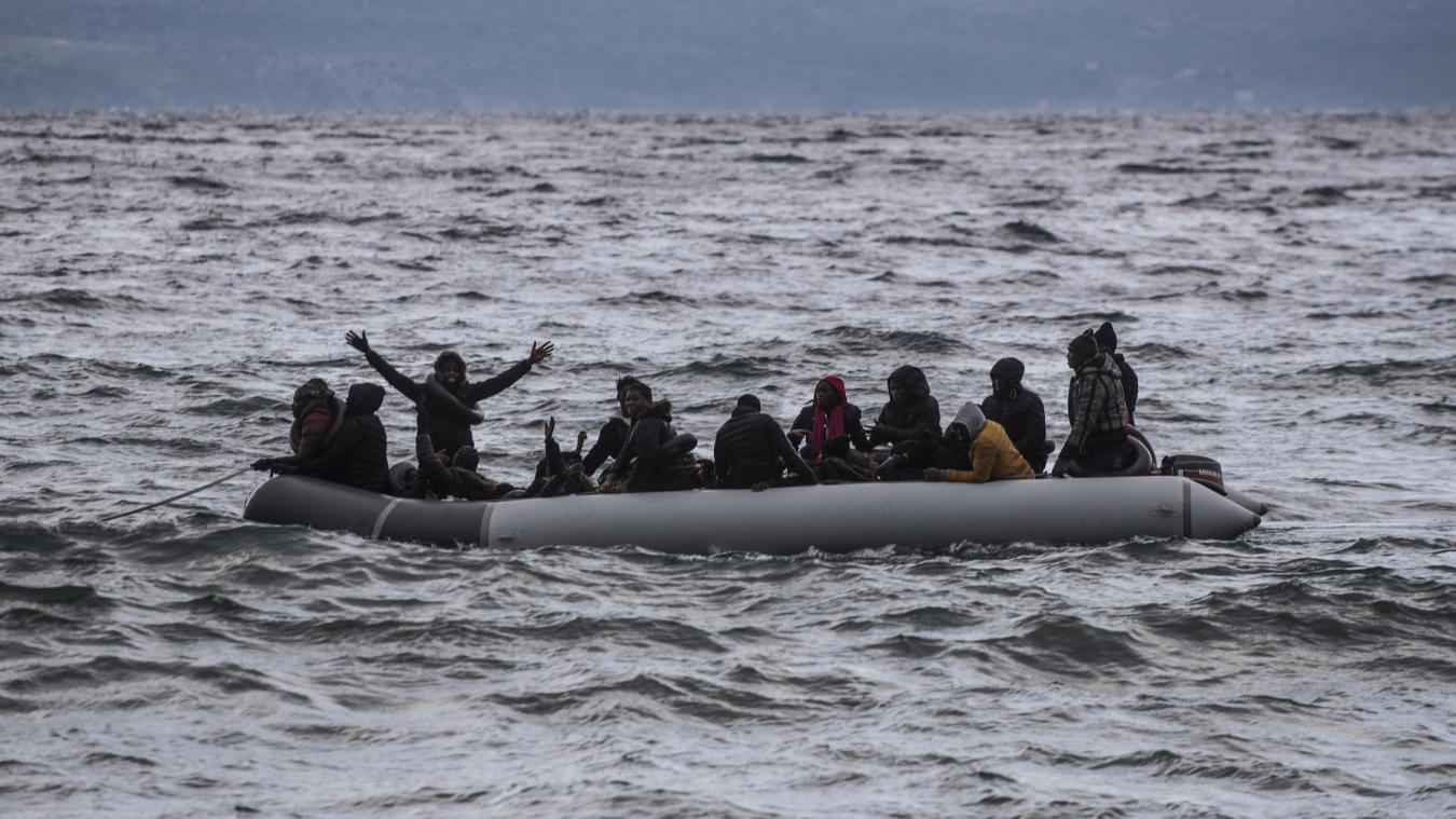 <p>Migranten aus Afrika kommen in einem Schlauchboot auf Lesbos an.</p>