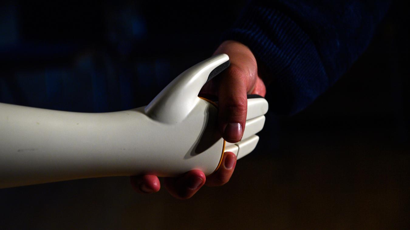 <p>Eine menschliche Hand greift die Hand eines humanoiden Roboters.</p>