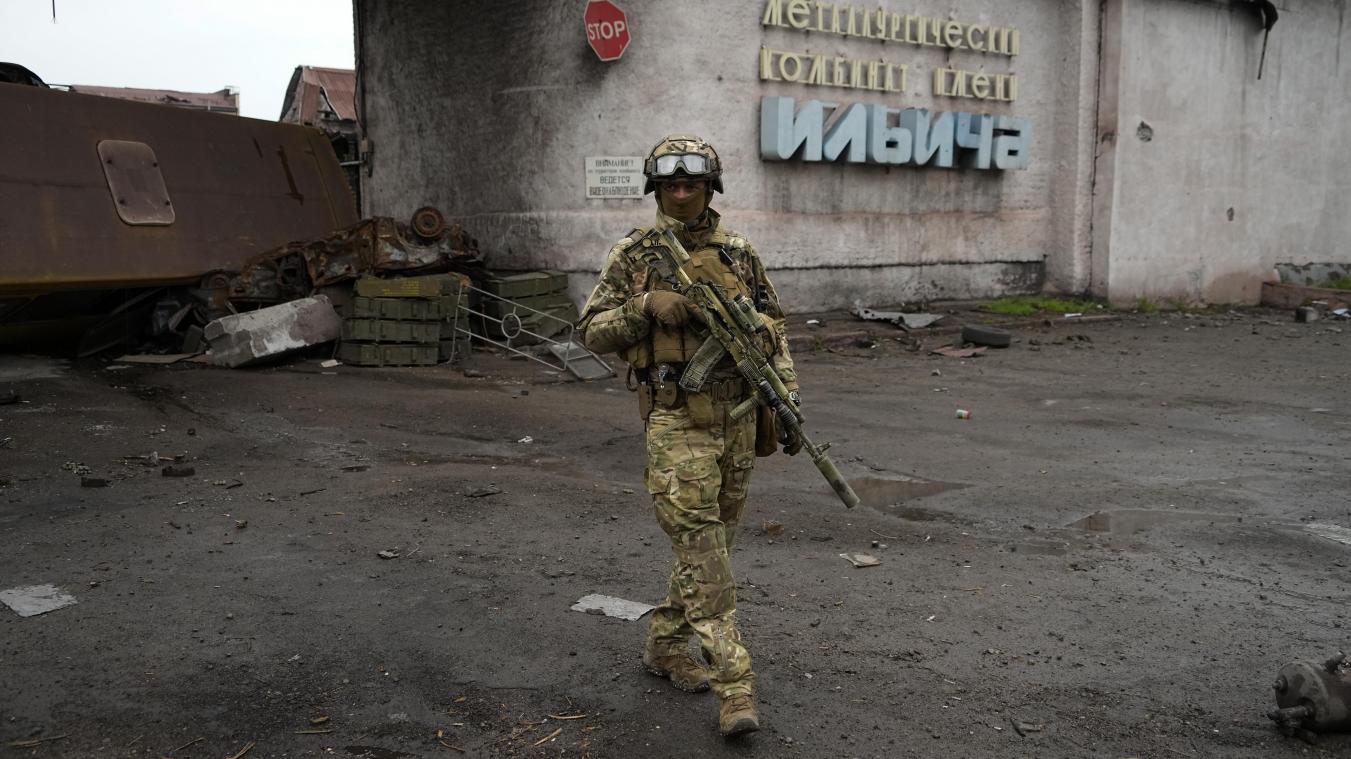 <p>Ein russischer Soldat patrouilliert durch einen zerstörten Bereich des Iljitsch Eisen- und Stahlwerks Mariupol.</p>