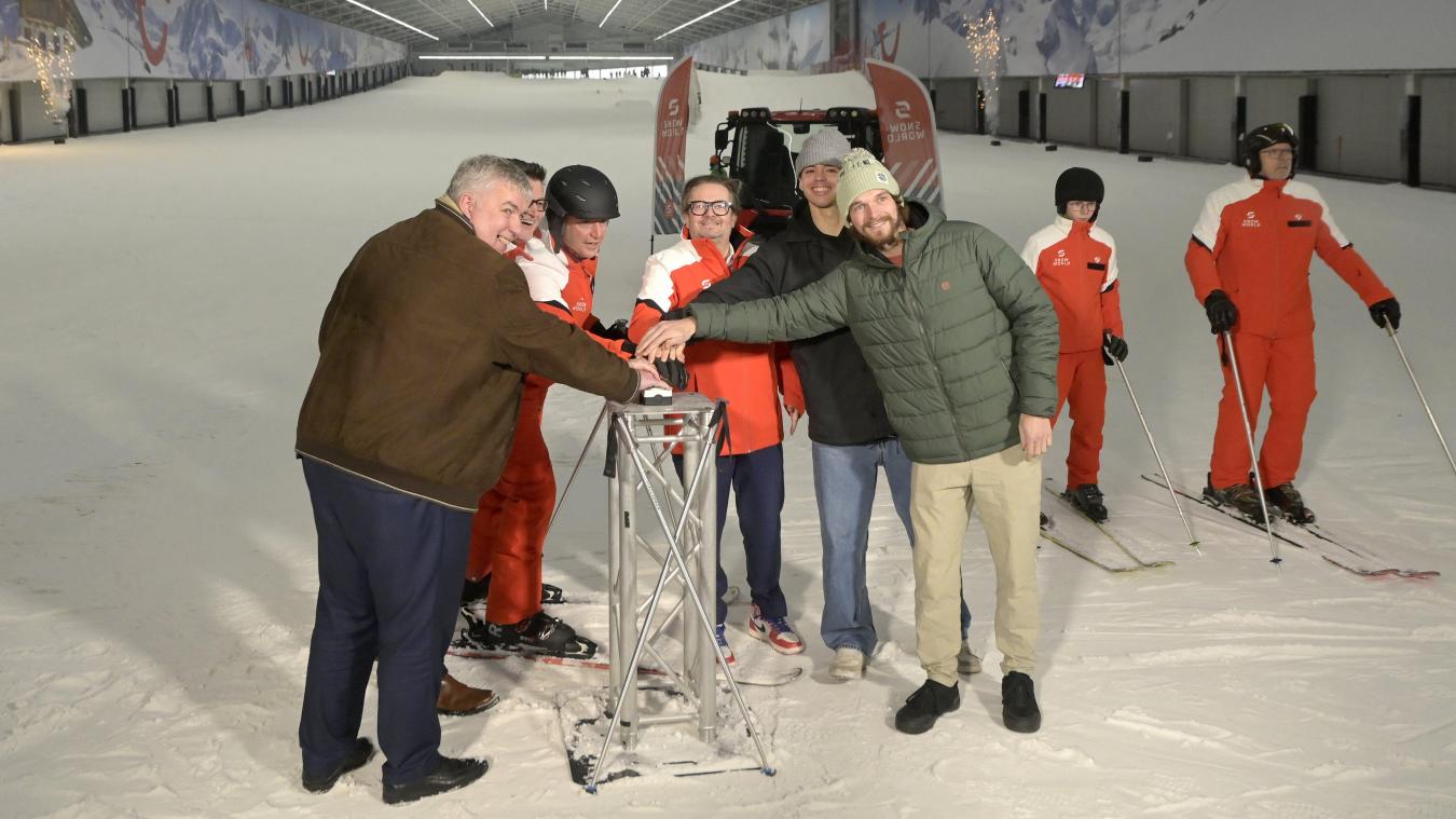 <p>Marc Coucke (Mitte) eröffnete die SnowWorld am Donnerstag offiziell.</p>