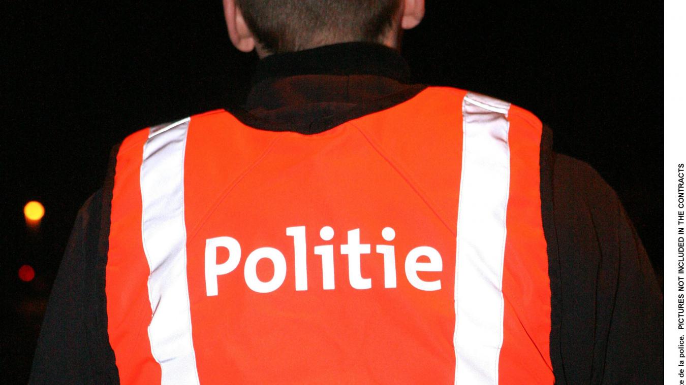 <p>Die Polizisten nahmen zwei Männer fest.</p>