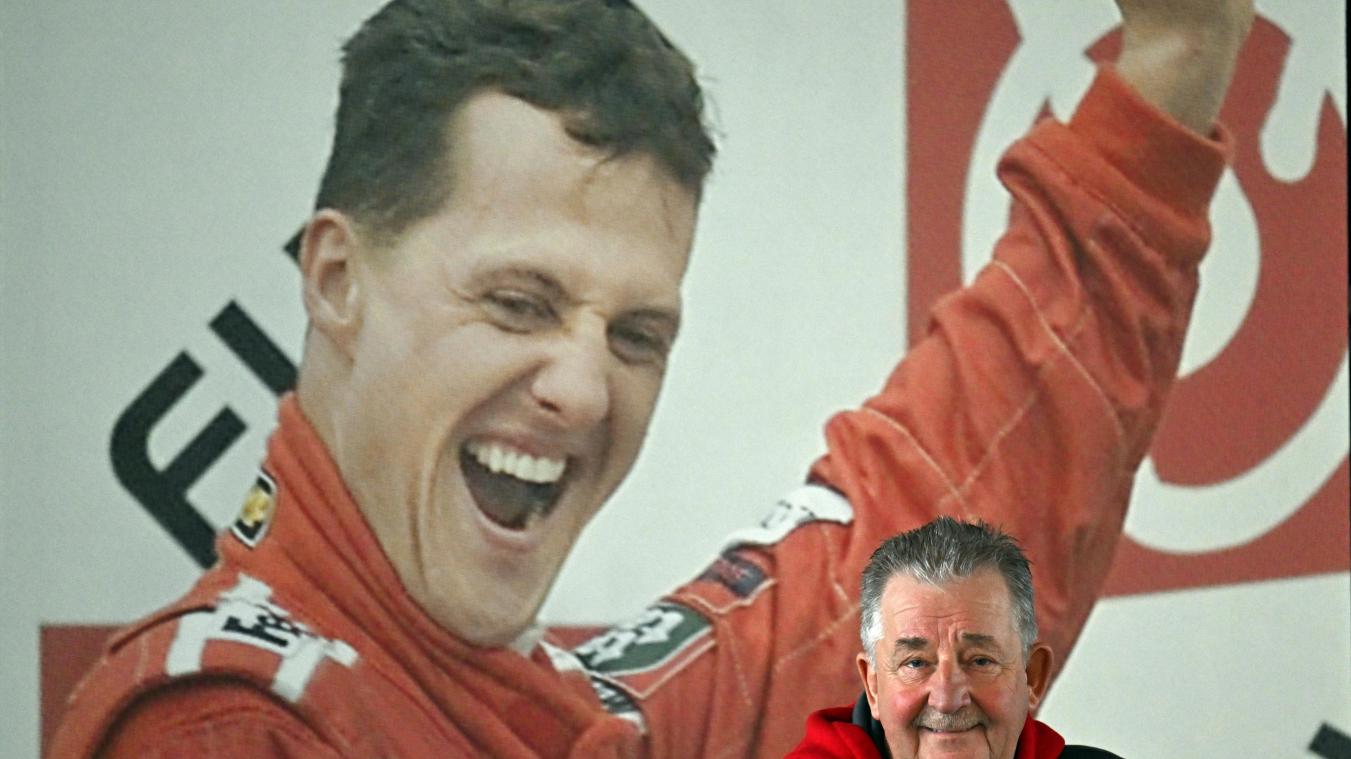<p>Reiner Ferling, Vorsitzender des Michael und Mick Schumacher Fan-Club Kerpen, vor einem Foto von Michael Schumacher.</p>