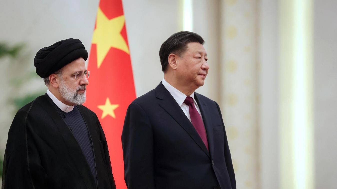 <p>Xi Jinping (r), Präsident von China, empfängt Ebrahim Raisi, Präsident von Iran, bei einer offiziellen Begrüßungszeremonie. Beide Länder pflegen freundschaftliche Beziehungen.</p>
