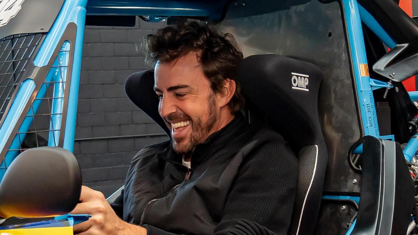<p>Fernando Alonso freut sich riesig über das Spielzeug aus Ostbelgien.</p>