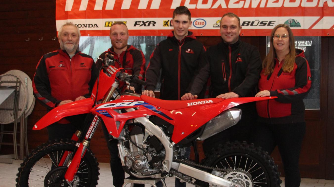<p>Die Teamleitung von MMX Racing Luxembourg und Fahrer Björn Feyen (Mitte).</p>