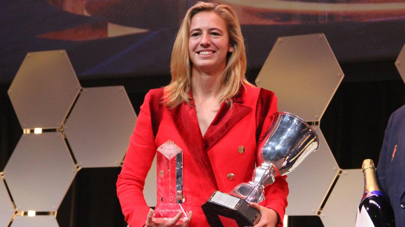 <p>Sarah Bovy strahlt als Rennfahrerin des Jahres 2023 bei der Preisverteilung am 21. Dezember in Brüssel.</p>