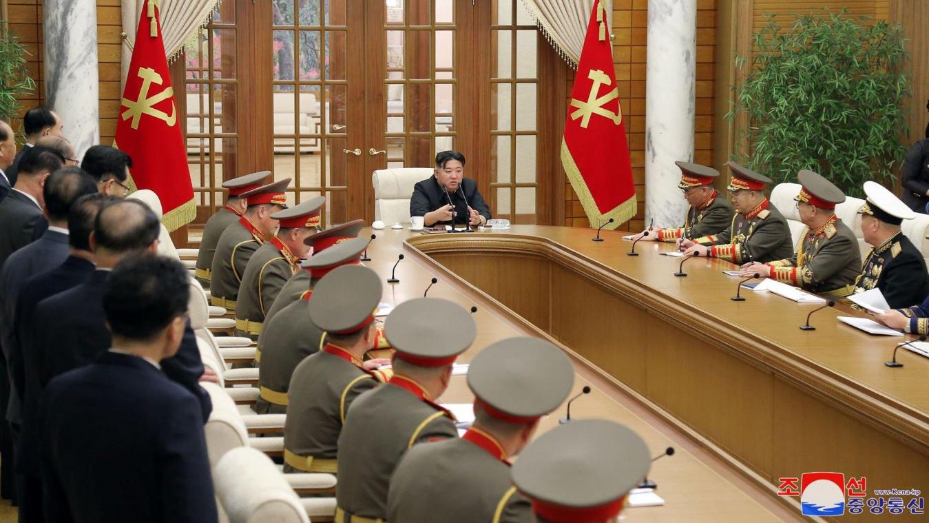 <p>Auf diesem von der staatlichen nordkoreanischen Nachrichtenagentur KCNA zur Verfügung gestellten Foto trifft Kim Jong Un (Mitte) mit kommandierenden Armeeoffizieren zusammen.</p>