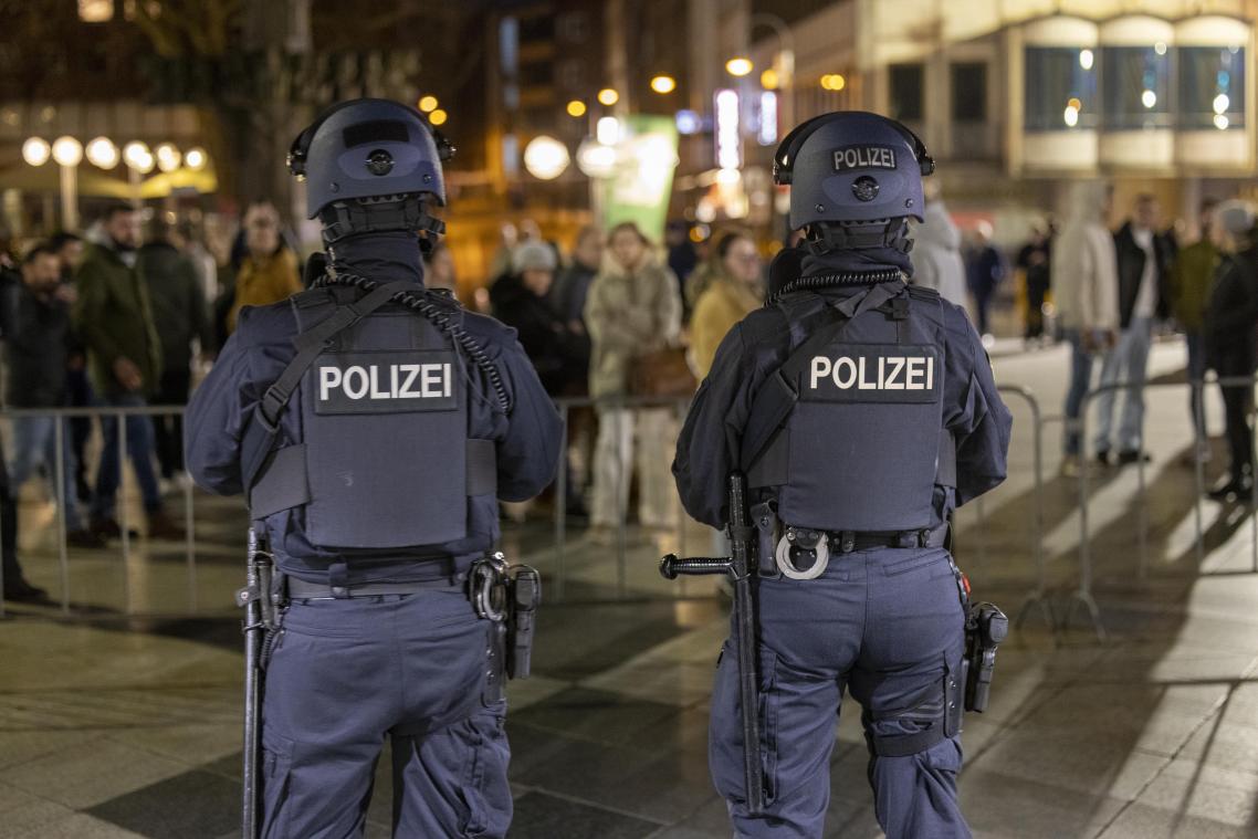 <p>Vor dem Pontifikalamt im Kölner Dom zum Jahresabschluss mit Kardinal Woelki werden die Gottesdienstteilnehmer durch Einsatzkräfte der Polizei kontrolliert.</p>