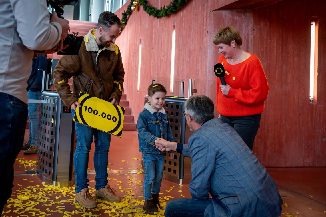 <p>Direktor Hans Gubbels begrüßte den 100.000. Besucher im Discovery Museum.</p>
