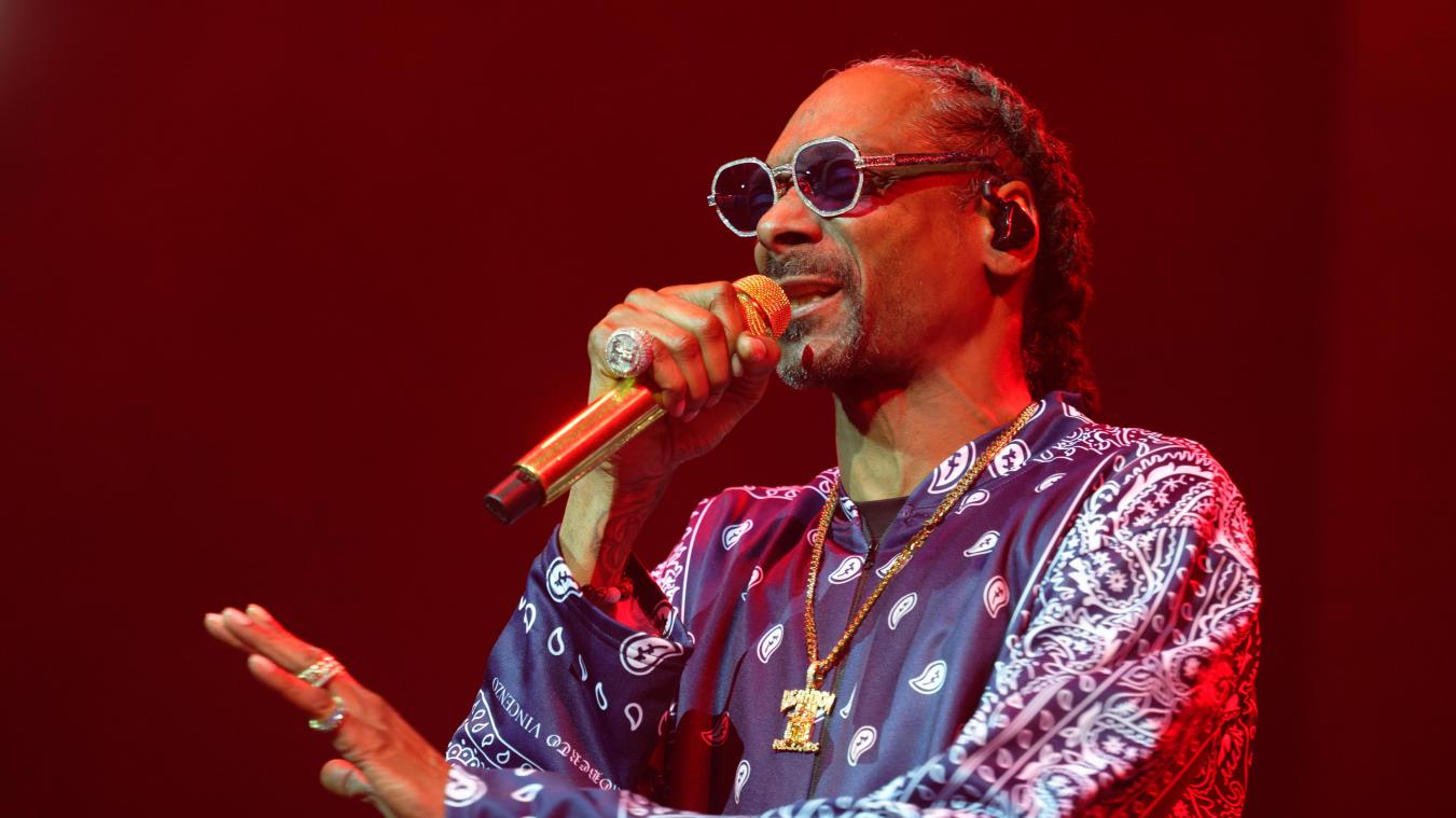 <p>Der Rapper Snoop Dogg steht bei einem Konzert in der Lanxess Arena auf der Bühne.</p>