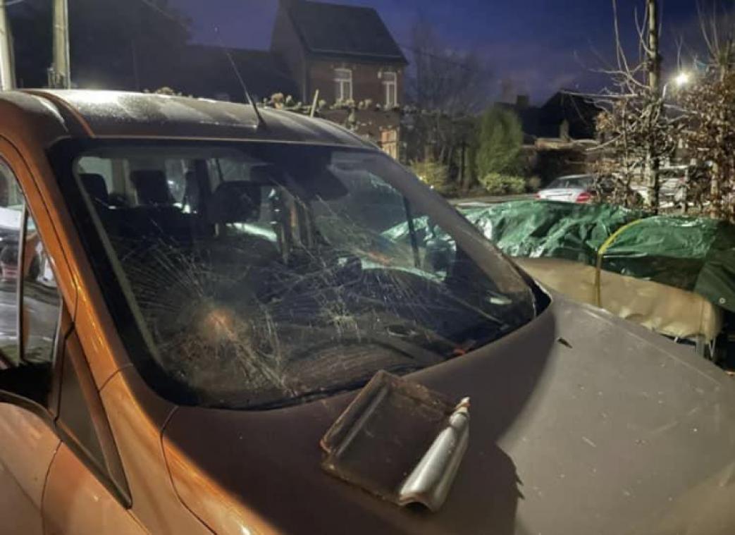 <p>In der Leemstraat war ein Dachziegel auf einem Auto gelandet.</p>
