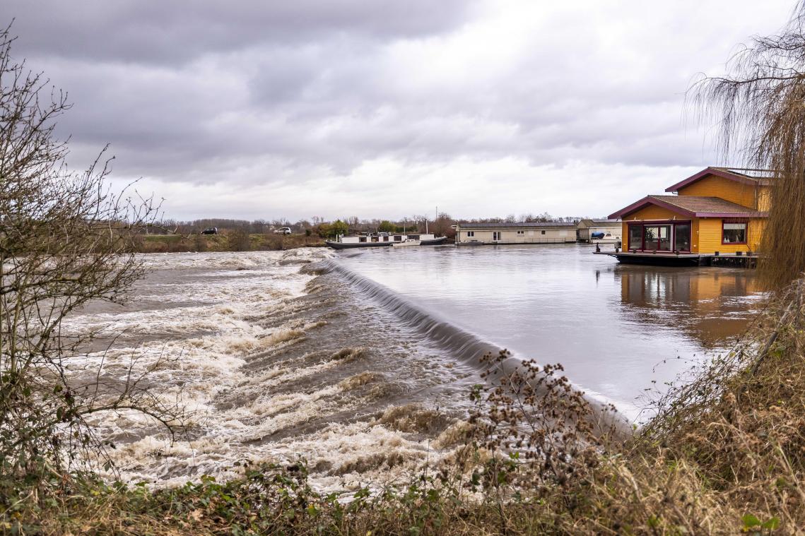 <p>Durch das starke Hochwasser der Maas ist ein Deichbei Maastricht gebrochen.</p>