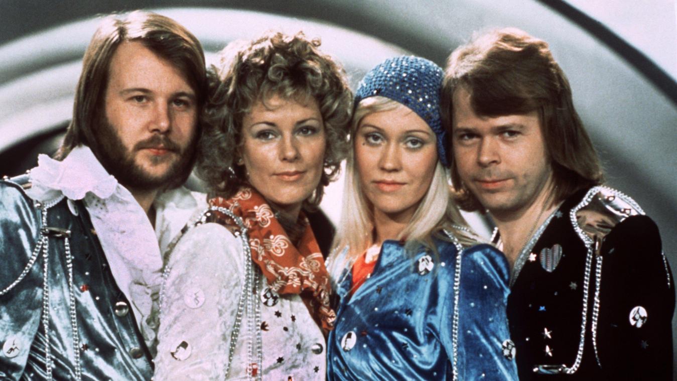 <p>Die Mitglieder der schwedischen Popgruppe „Abba“ Benny Andersson, Anni-Frid Lyngstad, Agnetha Fältskog und Björn Ulvaeus (von links)  posieren im April 1974 nach ihrem Sieg beim europäischen Schlagerwettbewerb Grand Prix d'Eurovision. Sie gewannen mit dem Lied „Waterloo“.</p>