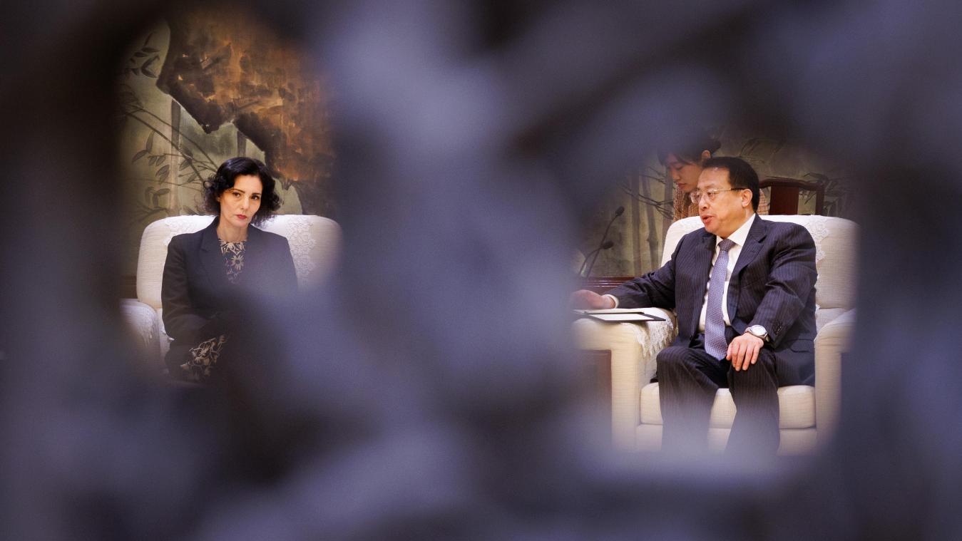<p>Ministerin Hadja Lahbib (links)traf in China unter anderem Gong Zheng, Bürgermeister von Shanghai.</p>