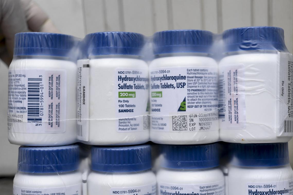 <p>Der u. a. bei der Behandlung von Malaria verwendete WirkstoffHydroxychloroquin galt zu Beginn der Corona-Pandemie als Hoffnungsträger bei schweren Corona-Erkrankungen. Es dauerte einige Monate, bis man erkannte, dass das Medikament bei Corona zum Tod führen kann.</p>