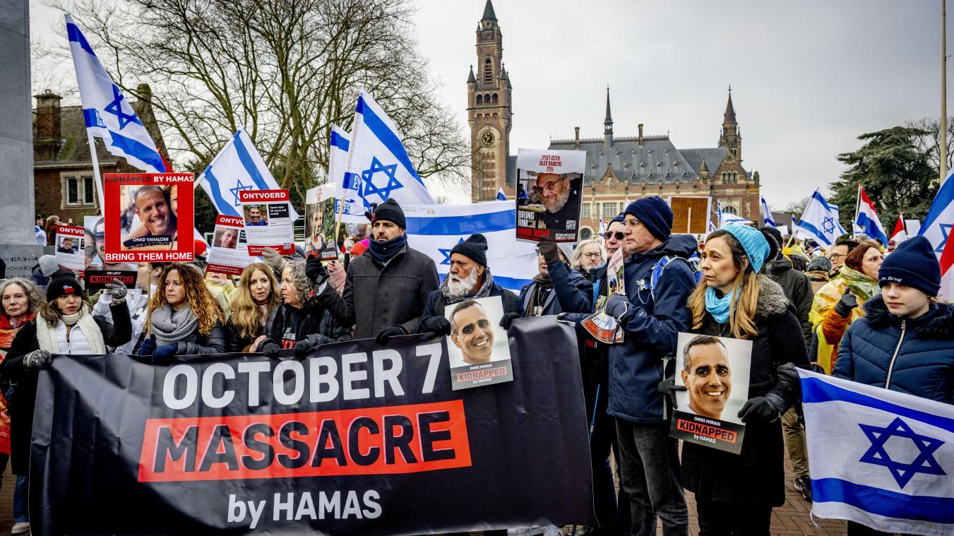 <p>Israelische Sympathisanten bei einer Demonstration während der Anhörung vor dem Internationalen Gerichtshof zu der Völkermord-Klage Südafrikas gegen Israel.</p>