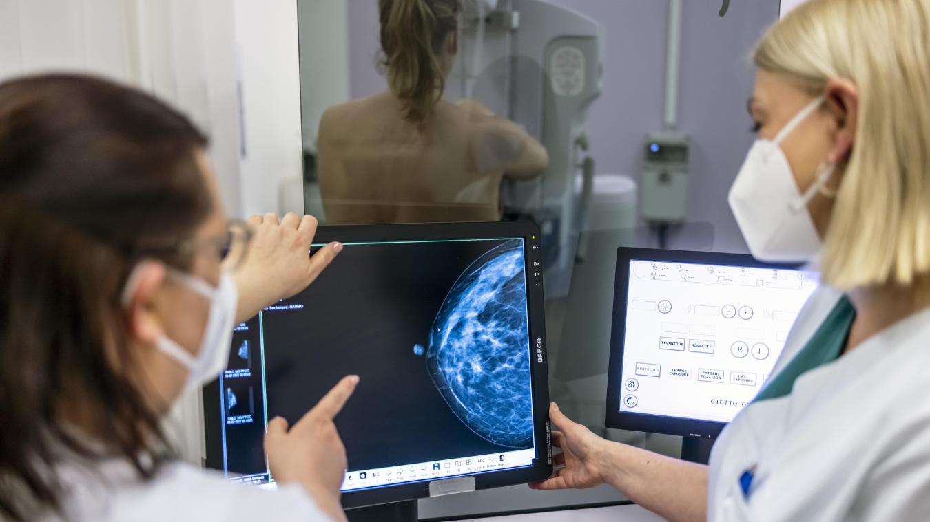 <p>Medizinisches Personal untersucht mit einer Mammografie die Brust einer Frau auf Brustkrebs.</p>
