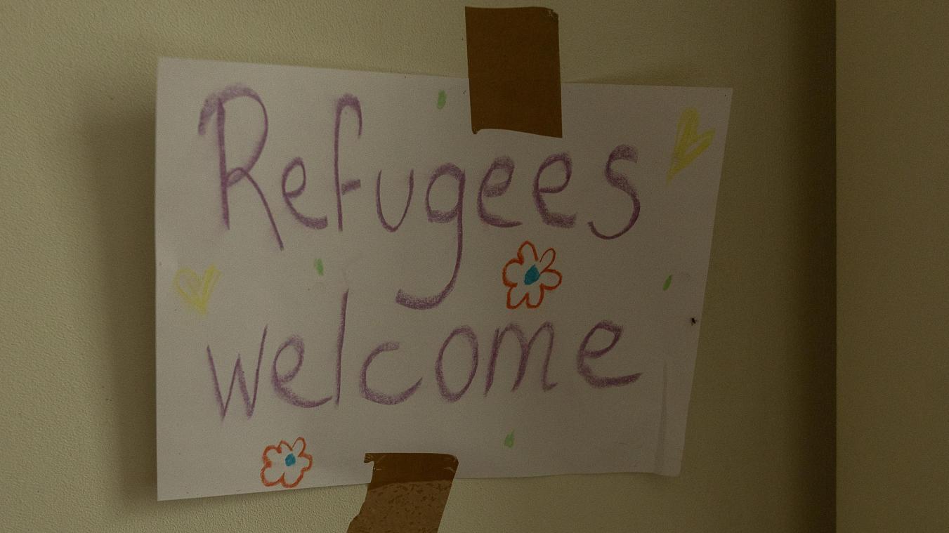 <p>„Flüchtlinge willkommen“ steht an einer Tür eines von Asylbewerbern besetzten Gebäudes in Brüssel.</p>