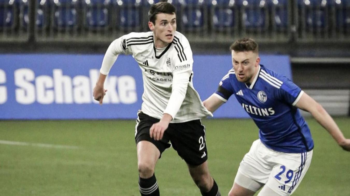 <p>Eupen (hier Yentl Van Genechten) unterlag im Test gegen den FC Schalke.</p>